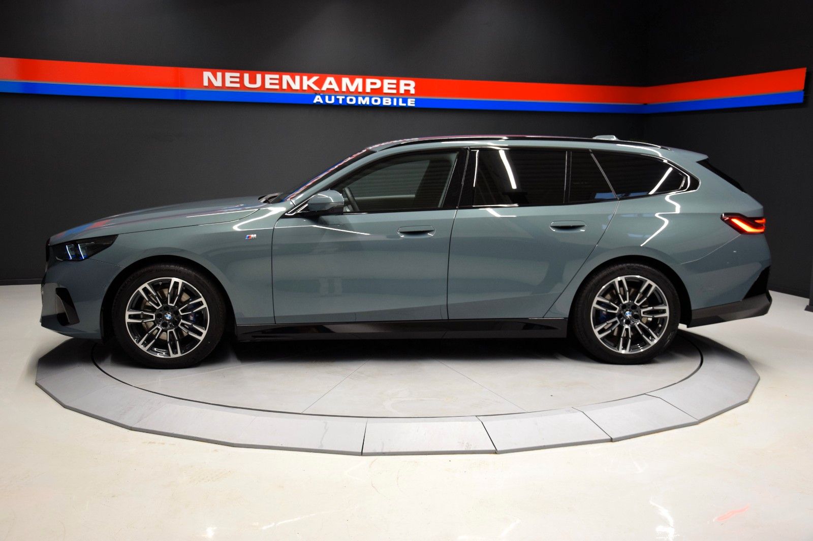 Fahrzeugabbildung BMW 520d xDrive Tour M Sport Pro Iconic Glow Stndhzg