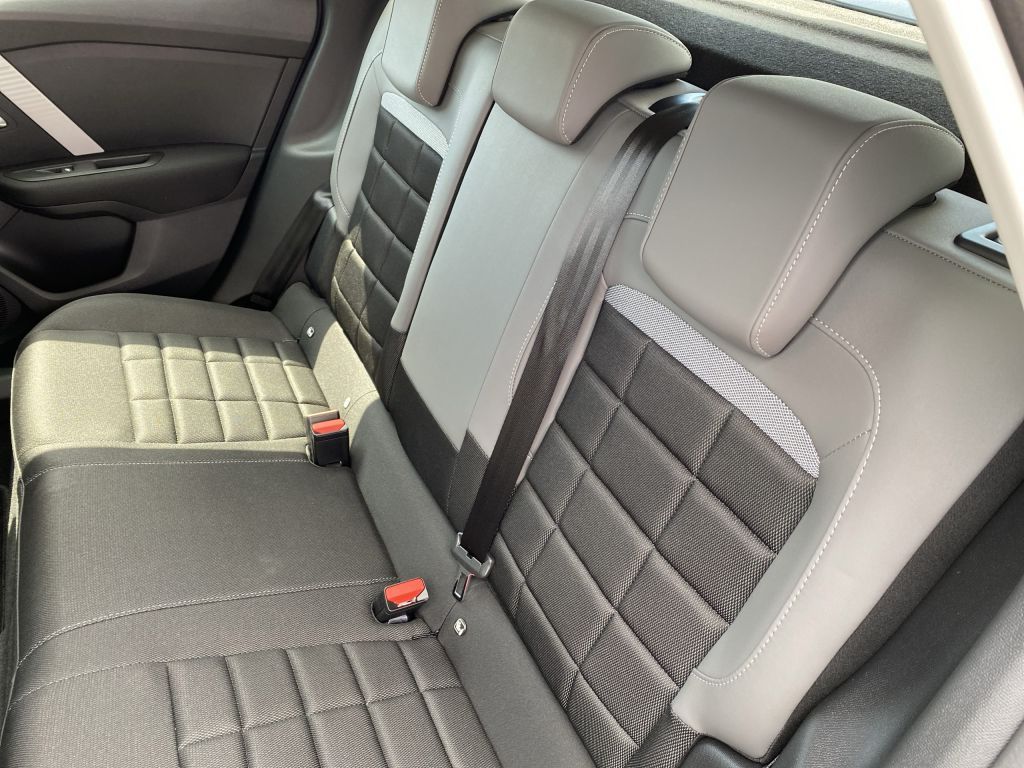 Fahrzeugabbildung Citroën C4 Hybrid 145 PLUS *Allwetterreifen*beh. Frontsc