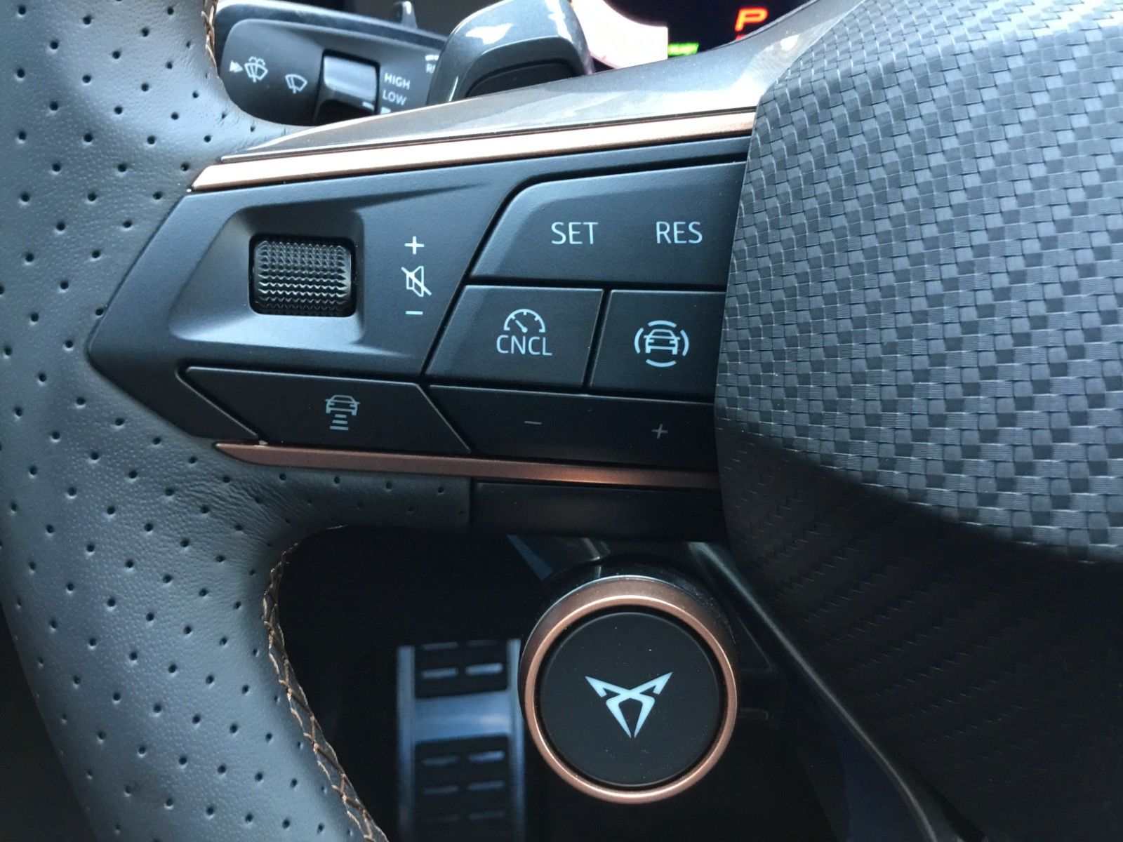 Fahrzeugabbildung CUPRA Terramar 1.5 eTSI DSG+AHK+360°+Headup+ACC