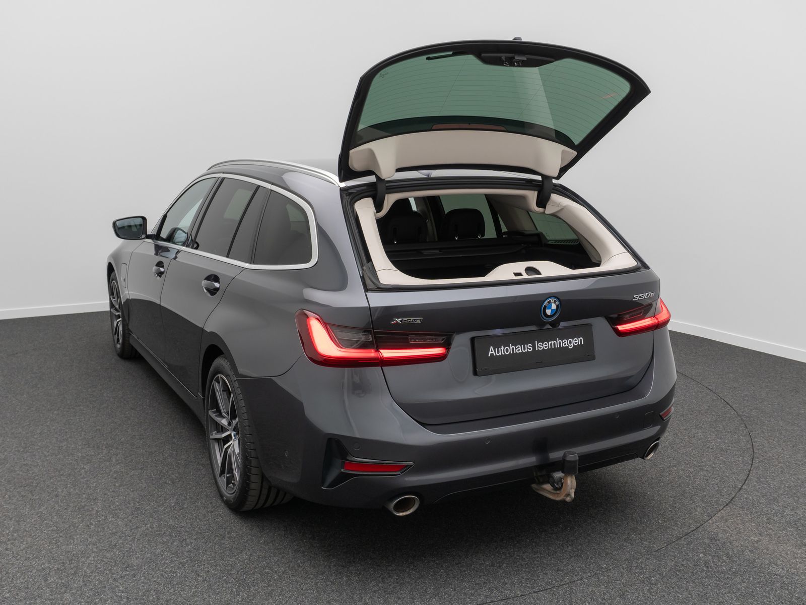 Fahrzeugabbildung BMW 330e xD Sport Line DAB Kamera AHK Alarm 18Zoll