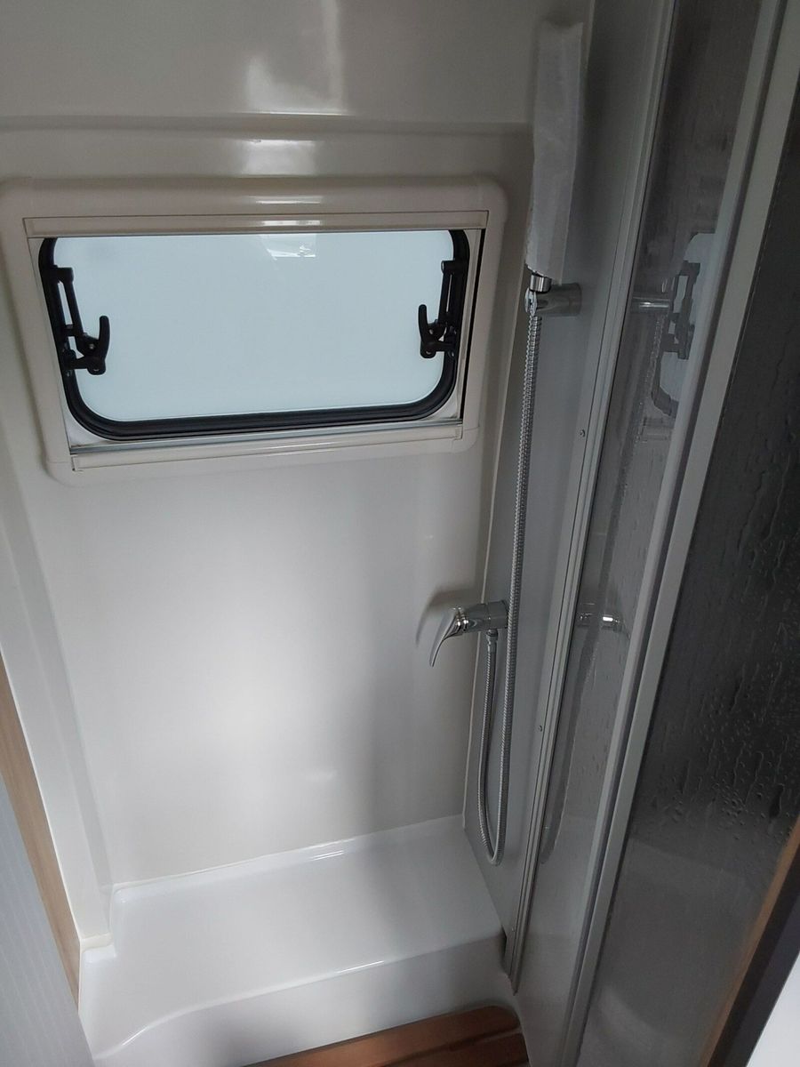 Fahrzeugabbildung Karmann Dexter 4x4 DE 570 AW Klima, RFK, El. Trittstufe