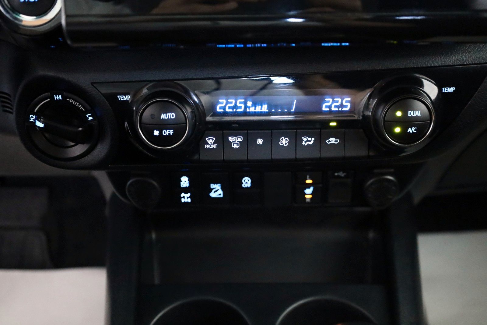 Fahrzeugabbildung Toyota Hilux Executive 2.8D-4D 4x4,Navi,Kamera,ACC,AHK