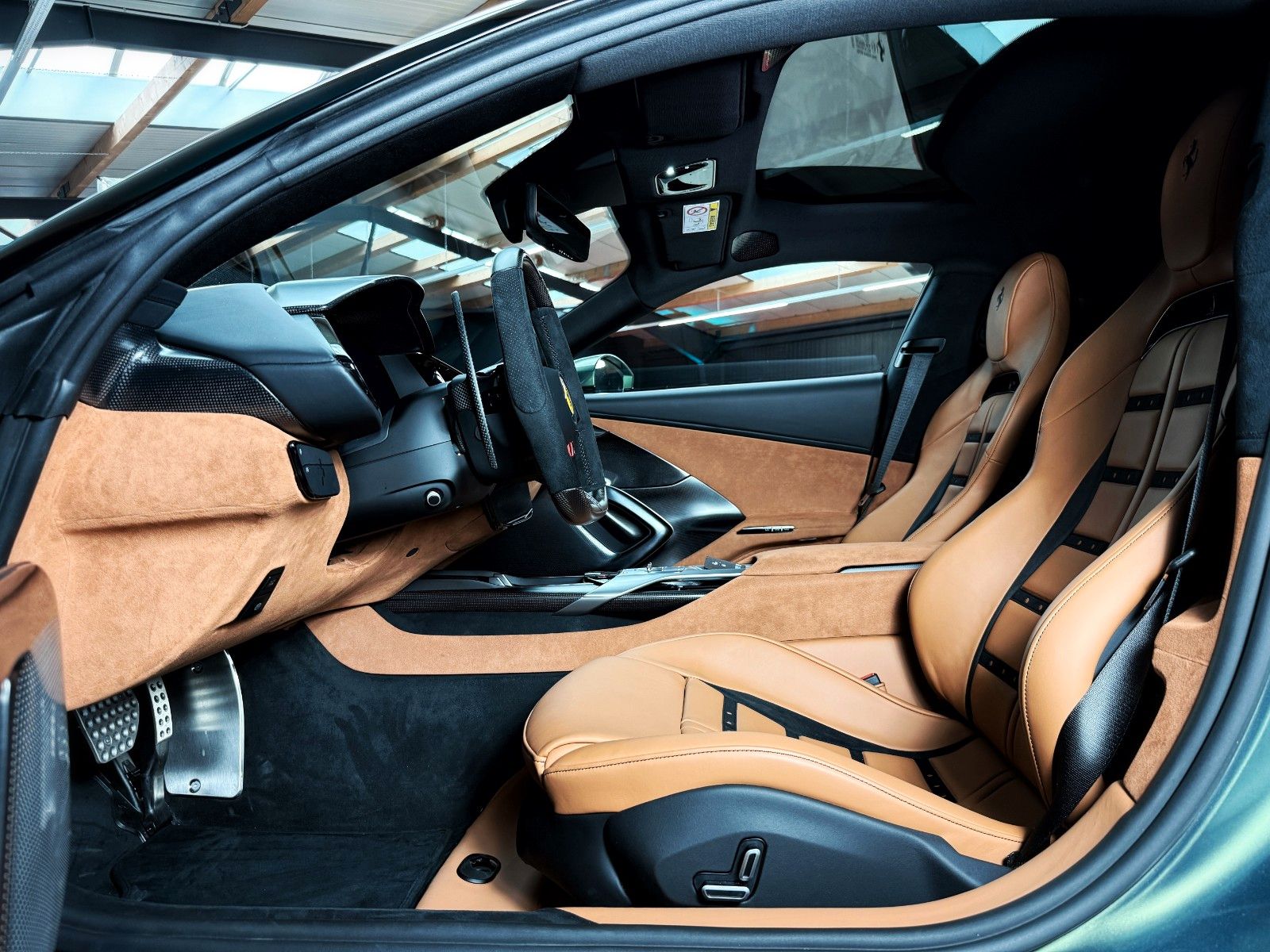 Fahrzeugabbildung Ferrari 12Cilindri + Cabon + Lift + Verde Minerale Metal