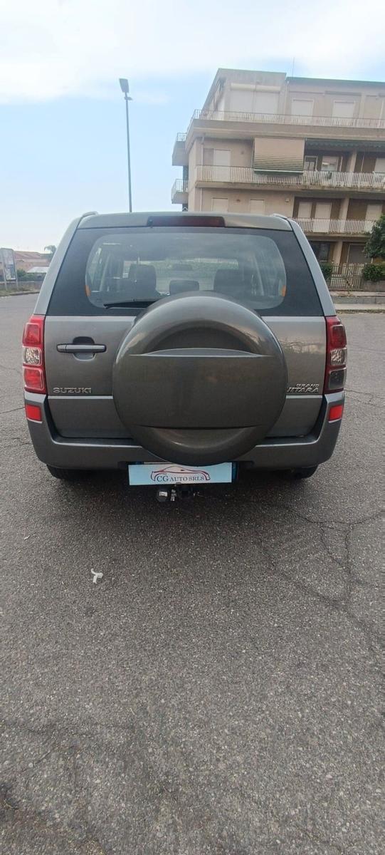 Suzuki Grand Vitara 2005 — rear view