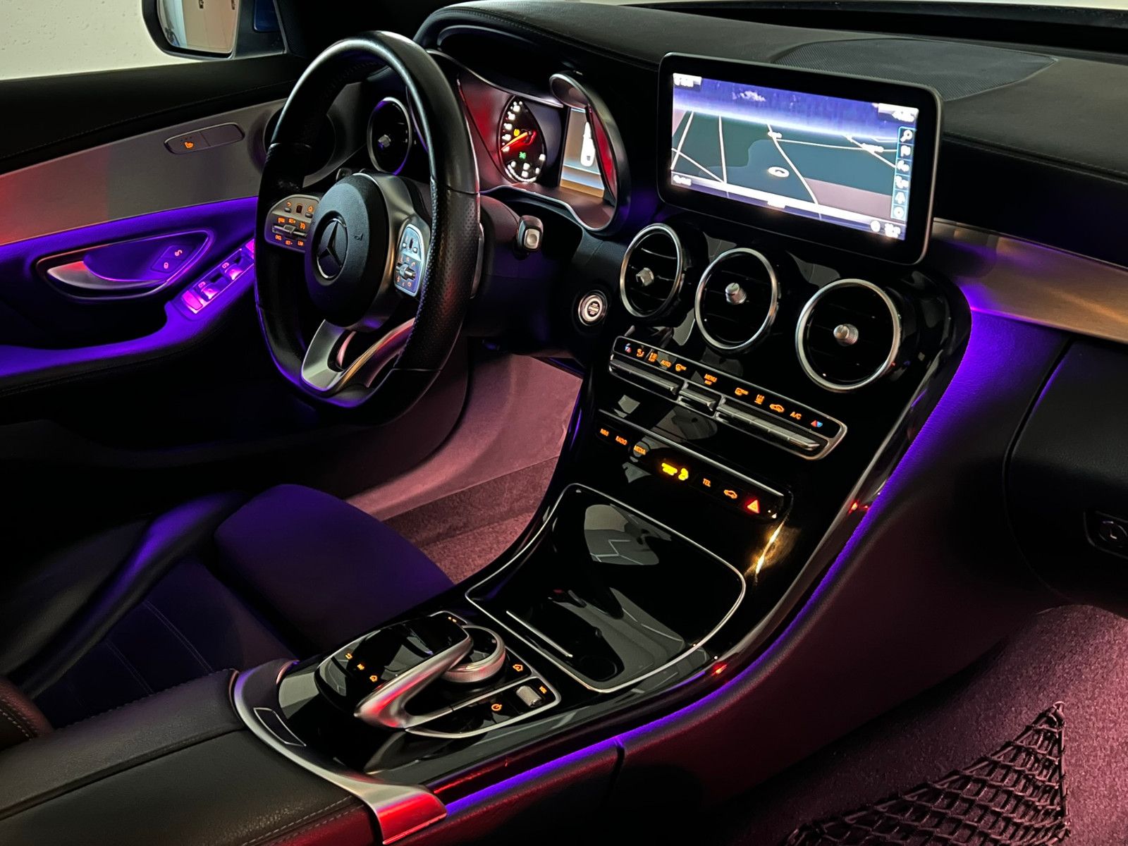 Fahrzeugabbildung Mercedes-Benz C 300 Lim. AMG-LINE/STHZ/LED/KAMERA/AMBIENTE+