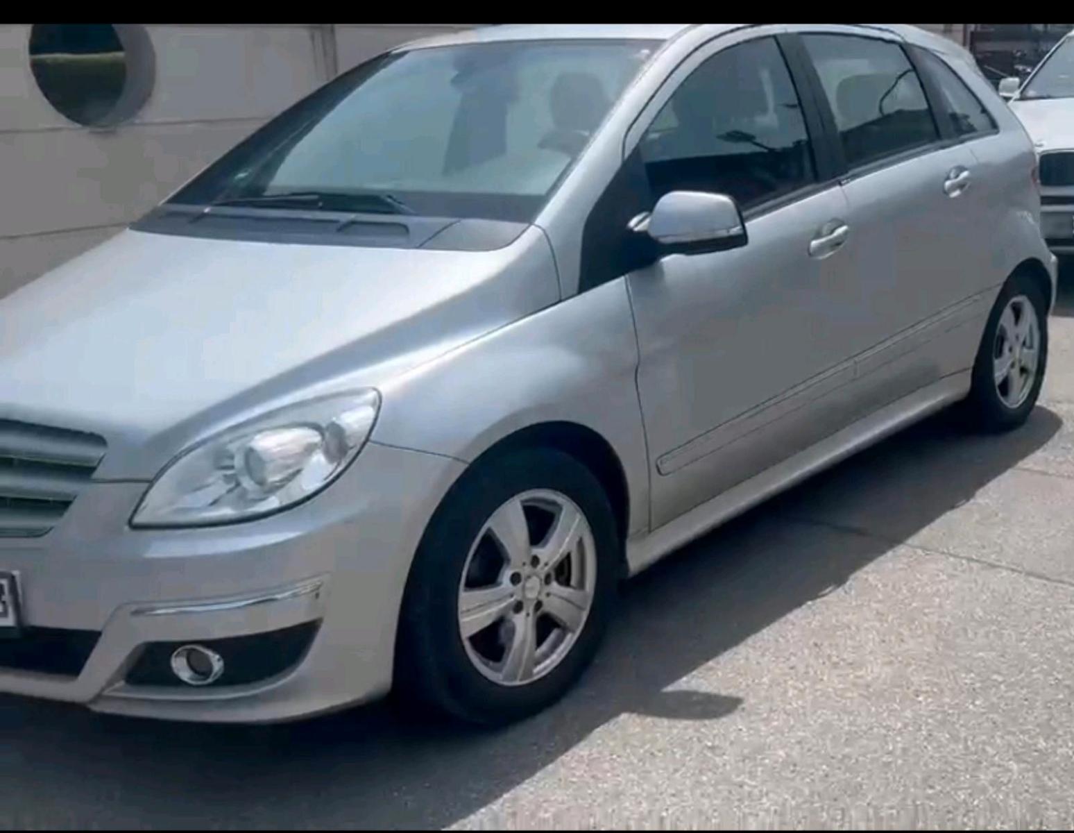 Mercedes-Benz B 180