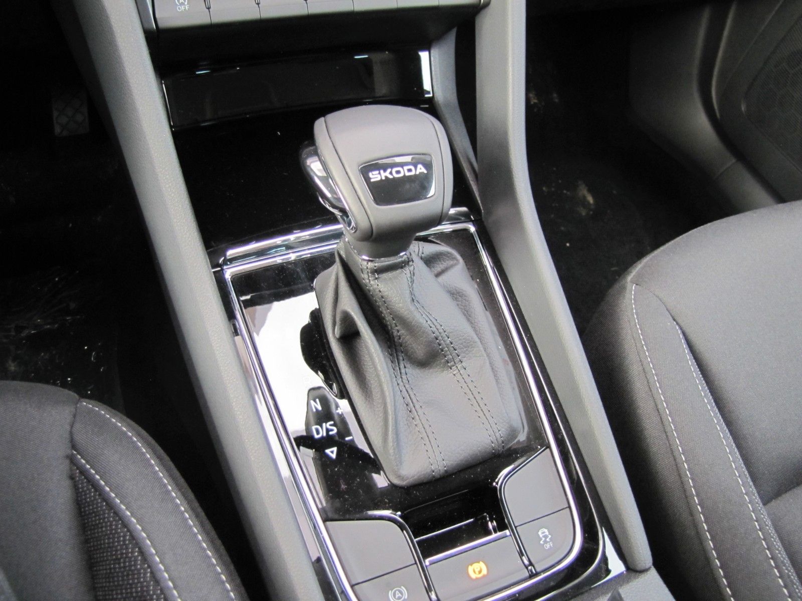 Fahrzeugabbildung SKODA Karoq Selection 1.5 TSI DSG