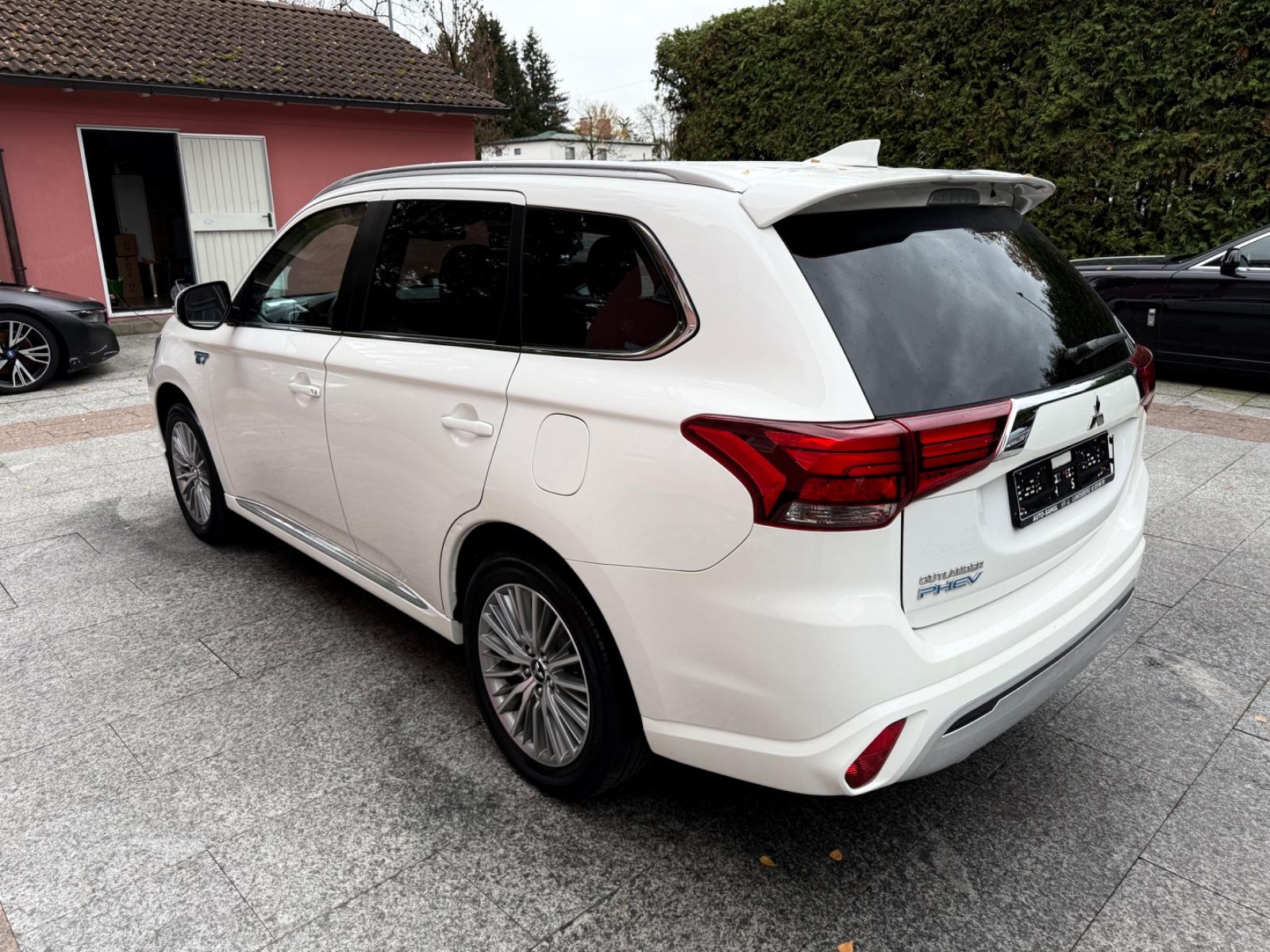 Mitsubishi Outlander 2.4 PHEV 4WD Spirit *Leder*Navi*Kamera