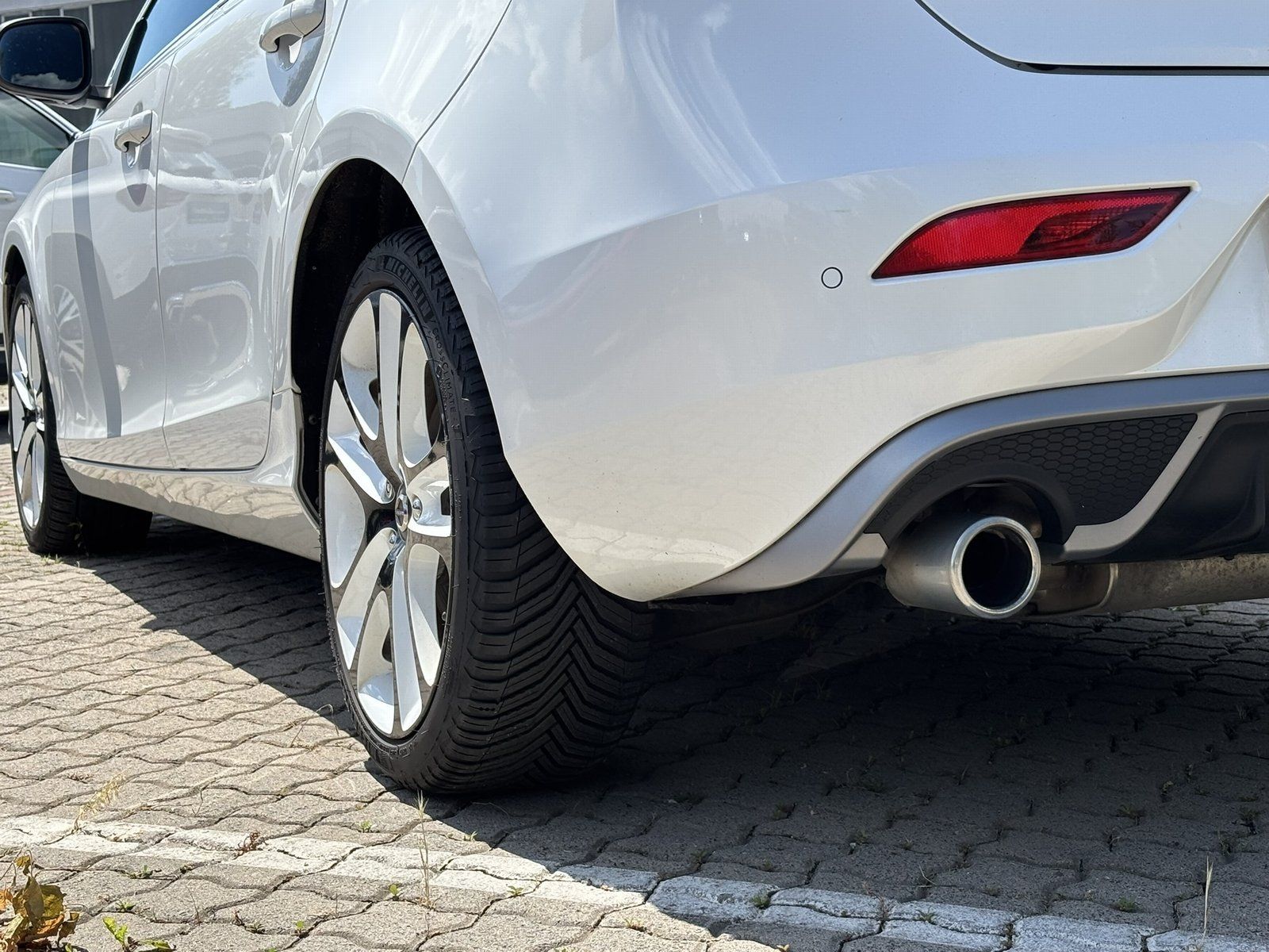 Fahrzeugabbildung Volvo V 40 T2 2.0 R-DESIGN*SHZ VORN/HINTEN*LED*BLUETOO