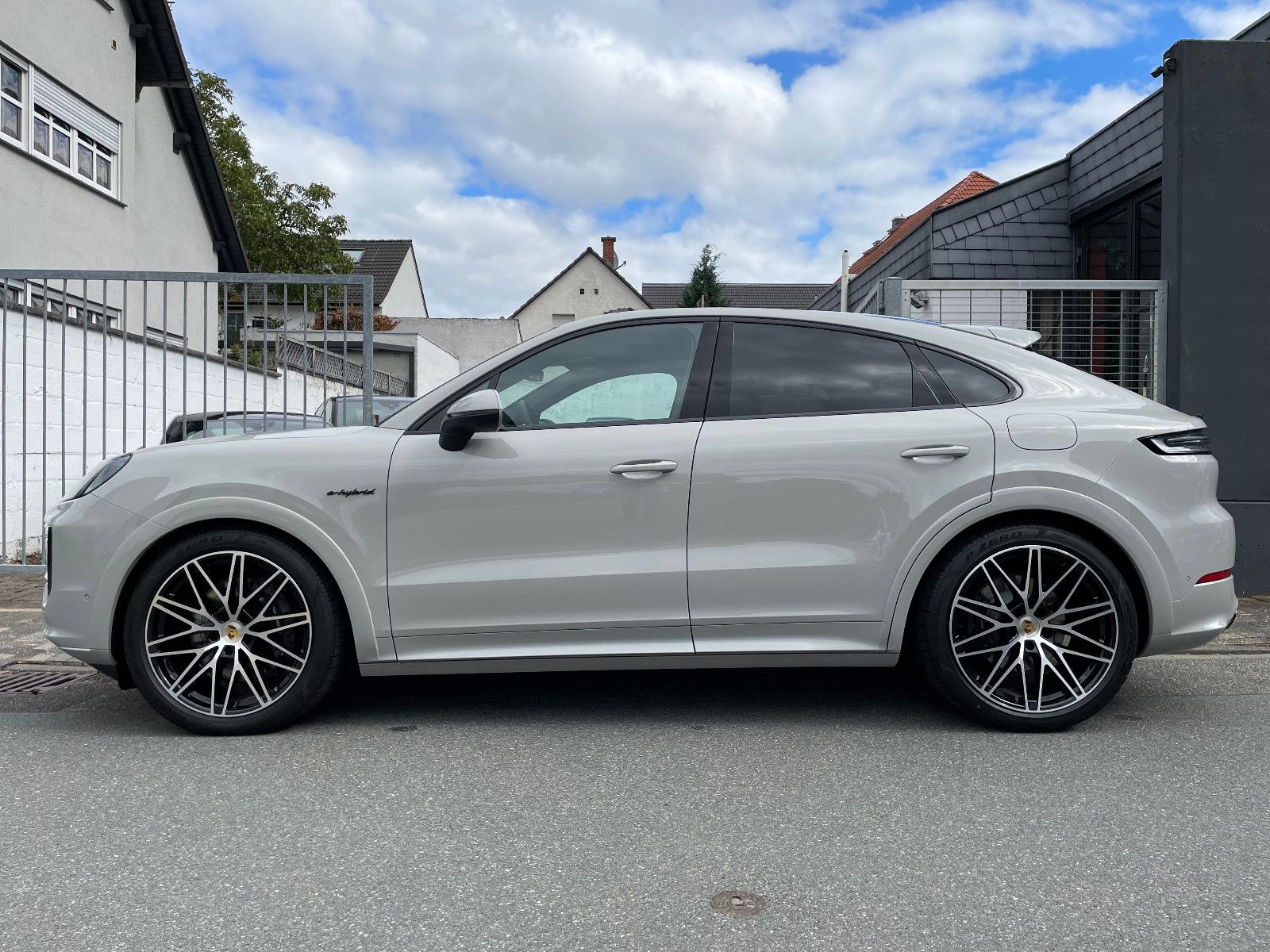 Fahrzeugabbildung Porsche Cayenne E-Hybrid Coupé |HUD|3.Disp|ACC|SportDesi