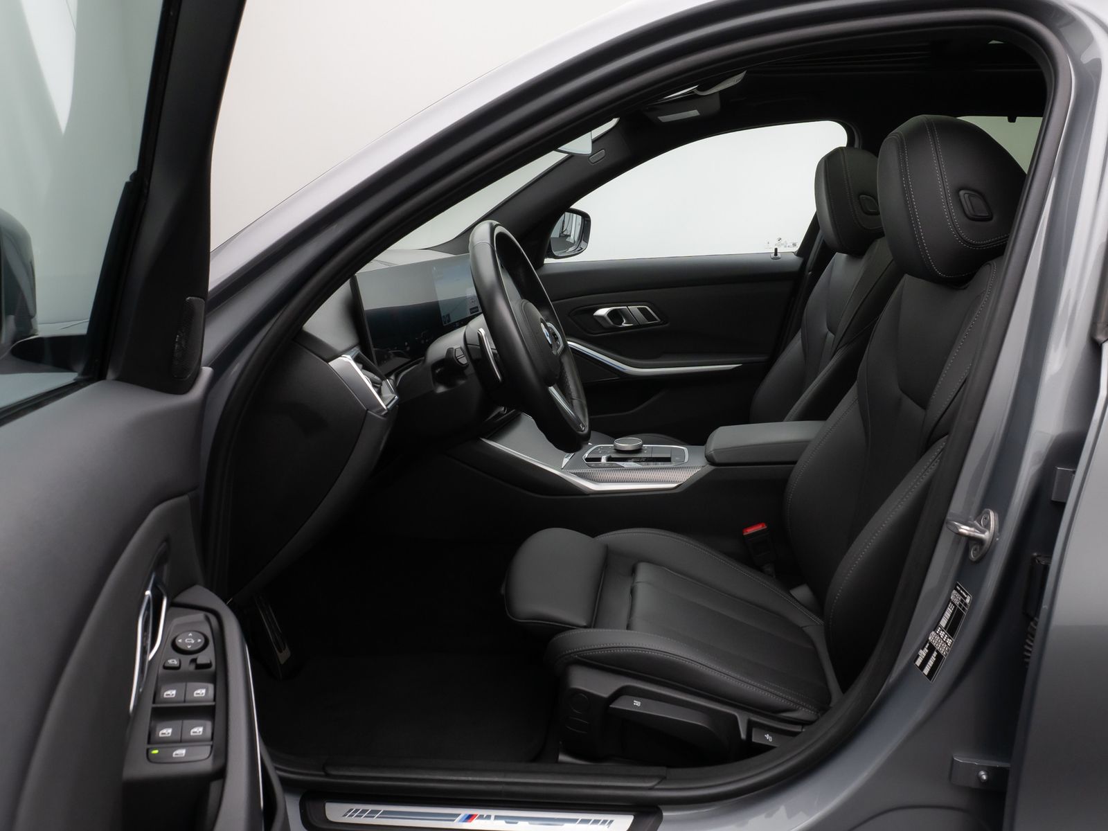 Fahrzeugabbildung BMW 330i  M Sport Panorama 360° HUD DAB H/K 19Zoll