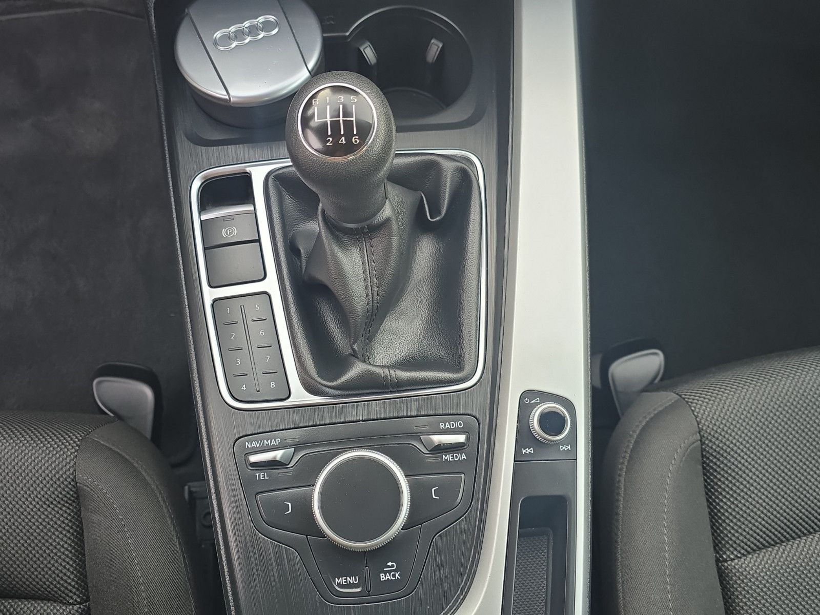 Fahrzeugabbildung Audi A4 Lim. basis/Bi-Xenon/Navi/SHZ/PDC