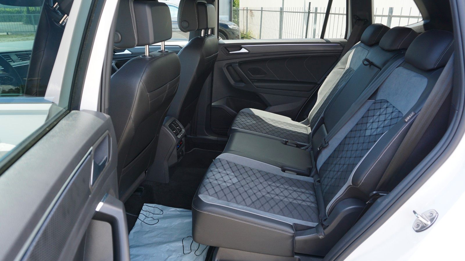 Fahrzeugabbildung Volkswagen Tiguan Allspace R-Line 4M LED,Navi,PDC,AHK