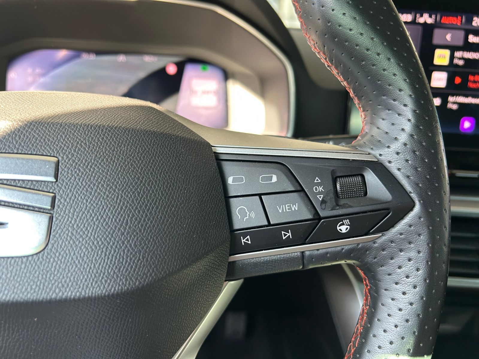 Fahrzeugabbildung SEAT Leon Sportstourer FR e-Hybrid LED NAVI ALU