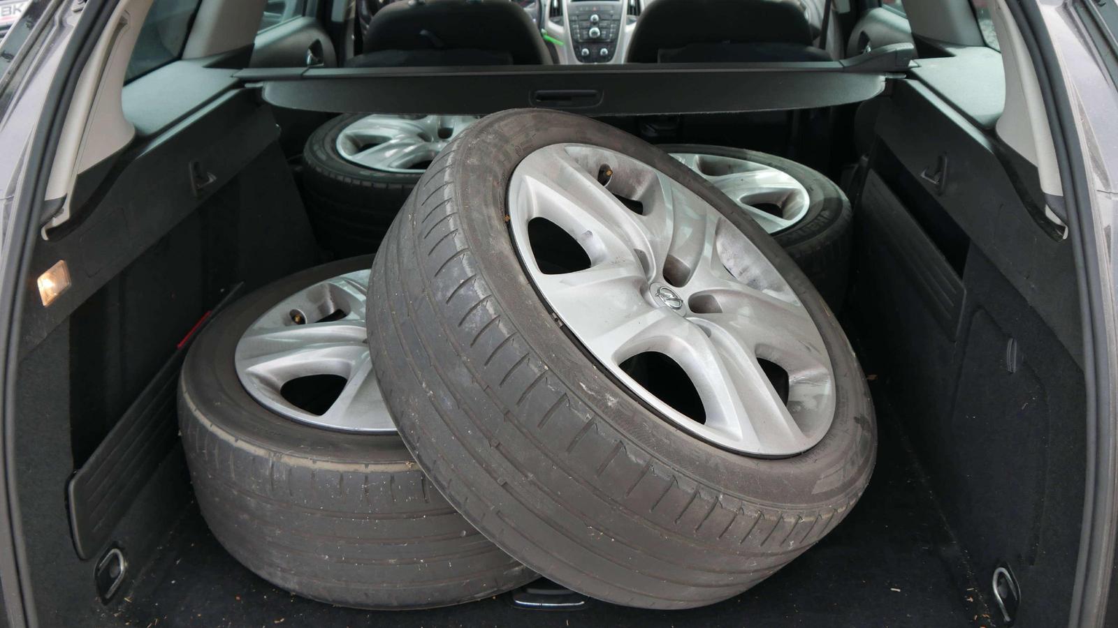 Opel Astra 2011 — photo 11