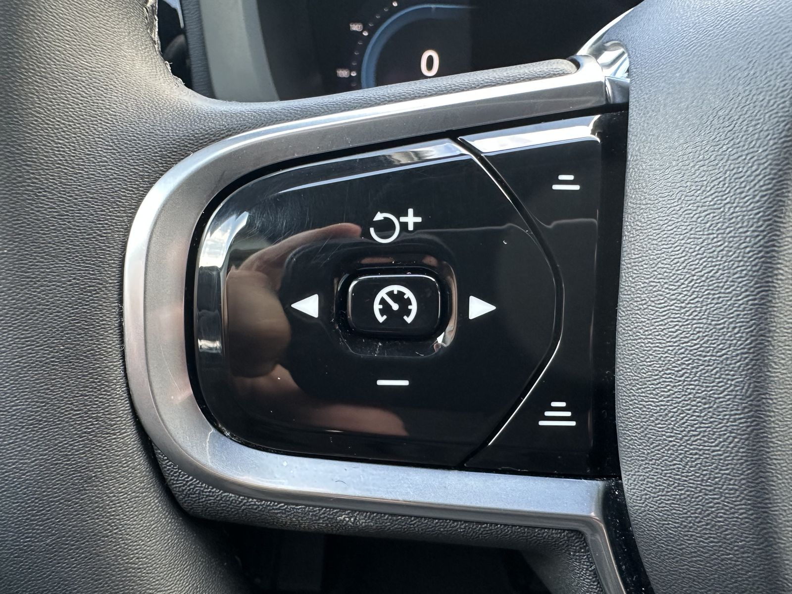 Fahrzeugabbildung Volvo XC60 B4 D Plus Dark NAV+LED+ACC+TOTW+AHK+H&K+1HD