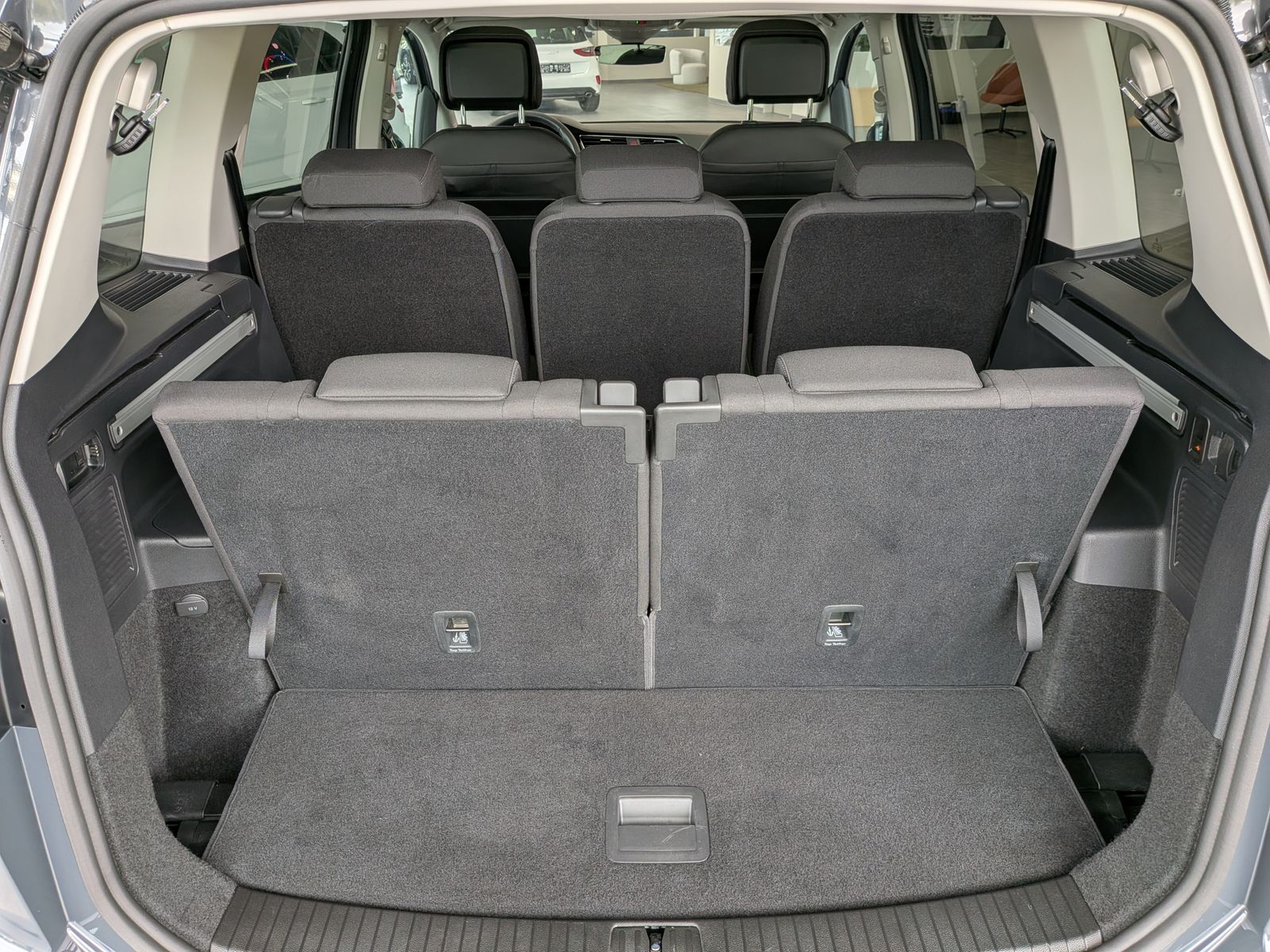 Fahrzeugabbildung Volkswagen Touran 2.0 DSG R-Line High Pano 7-Si IQ AHK VOLL