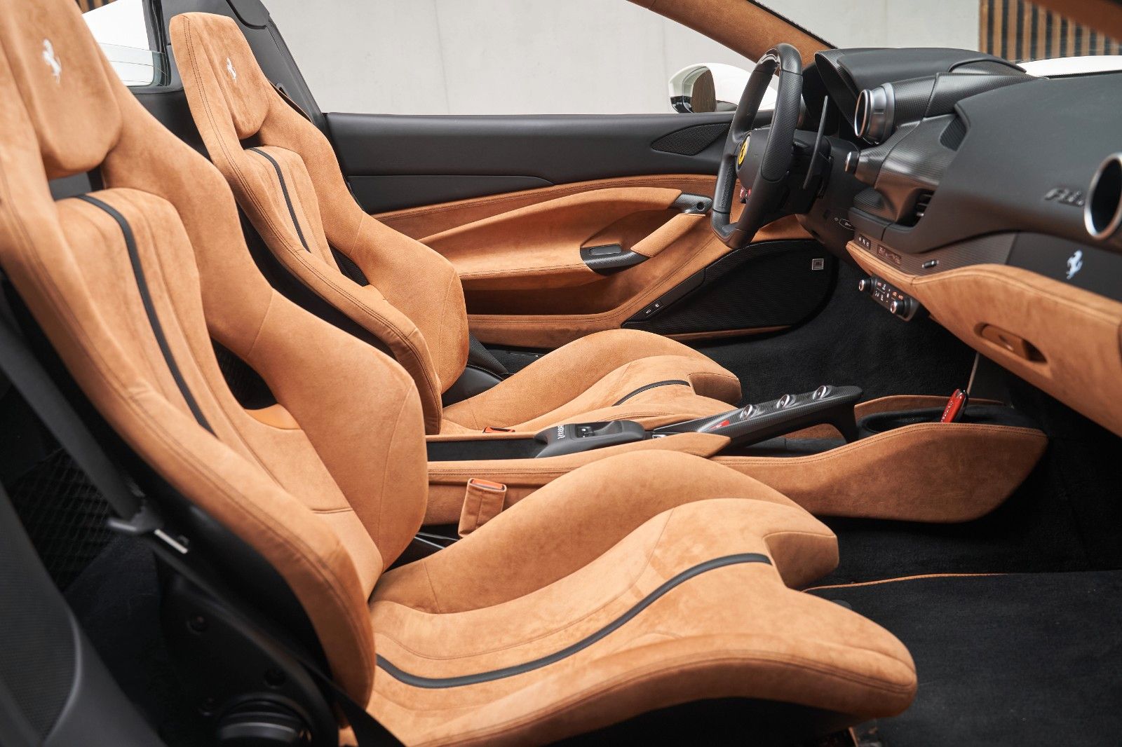 Fahrzeugabbildung Ferrari F8 Spider Carbon Racing Seats Display Lift LED