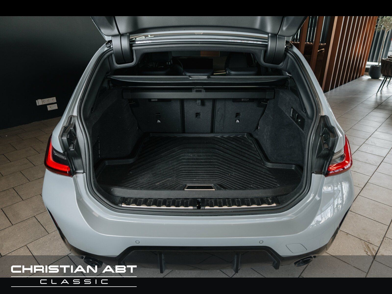 Fahrzeugabbildung BMW 330i xDrive M-Sport LED Garantie AHK