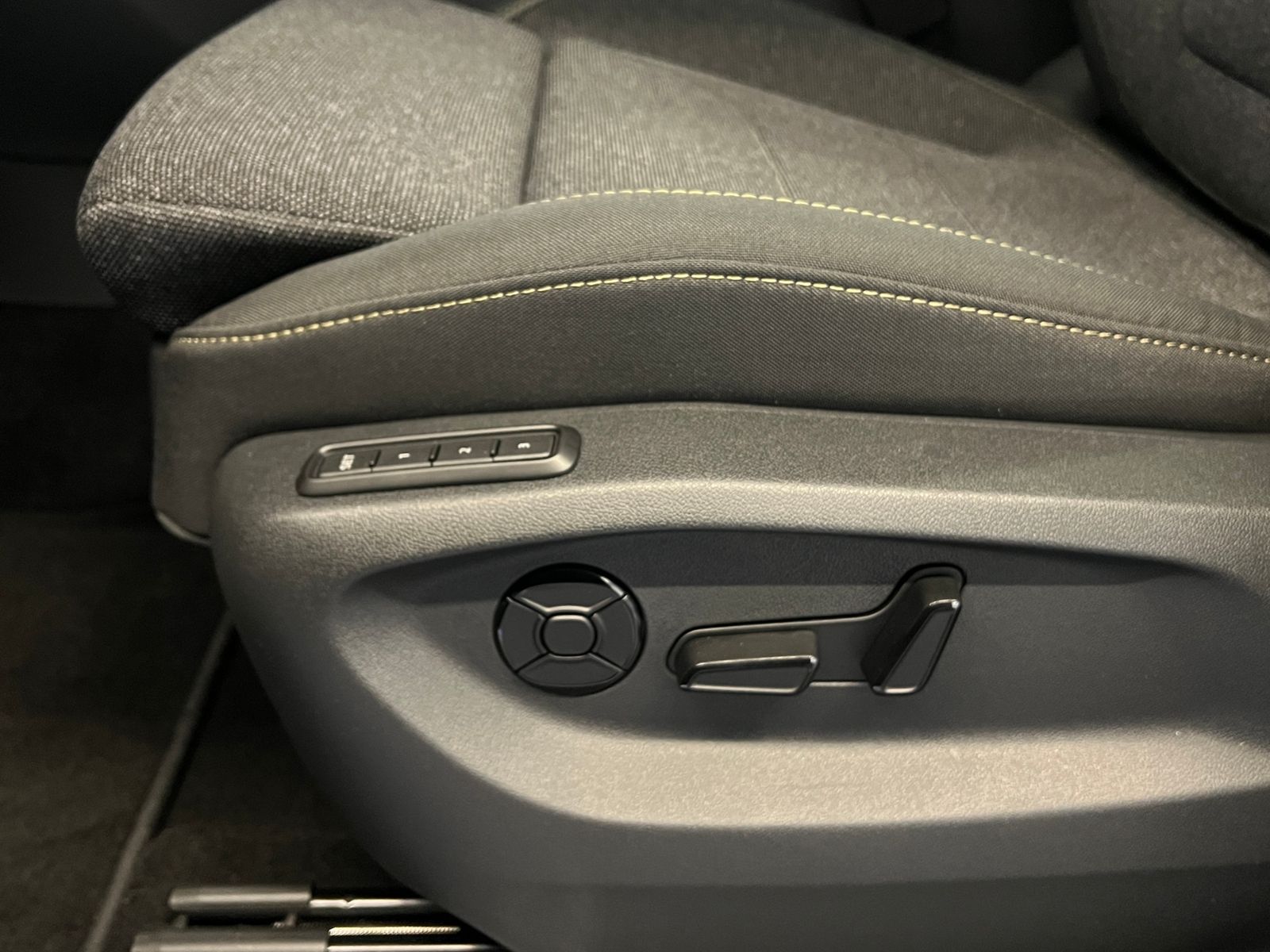 Fahrzeugabbildung SKODA Kodiaq Selection 2.0 TDI DSG *AHK, 7 Sitze, Pano