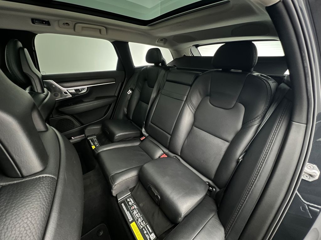 VOLVO V90 Cross Country D5 ALLRAD / 1.HD /235PS /B&W VOLVO V90 Cross Country D5 ALLRAD / 1.HD /235PS /B&W