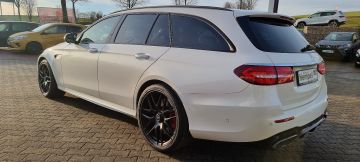 Bild 3 Mercedes-Benz E 63 AMG S 4Matic T-Modell PanoNight-Paket