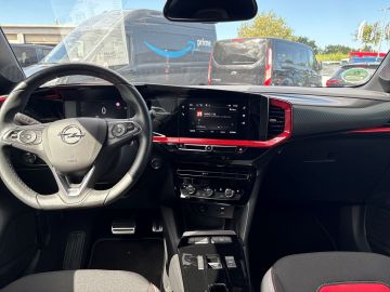 Bild 11 Opel Mokka e GS Line Digitales Cockpit LED Apple CarP