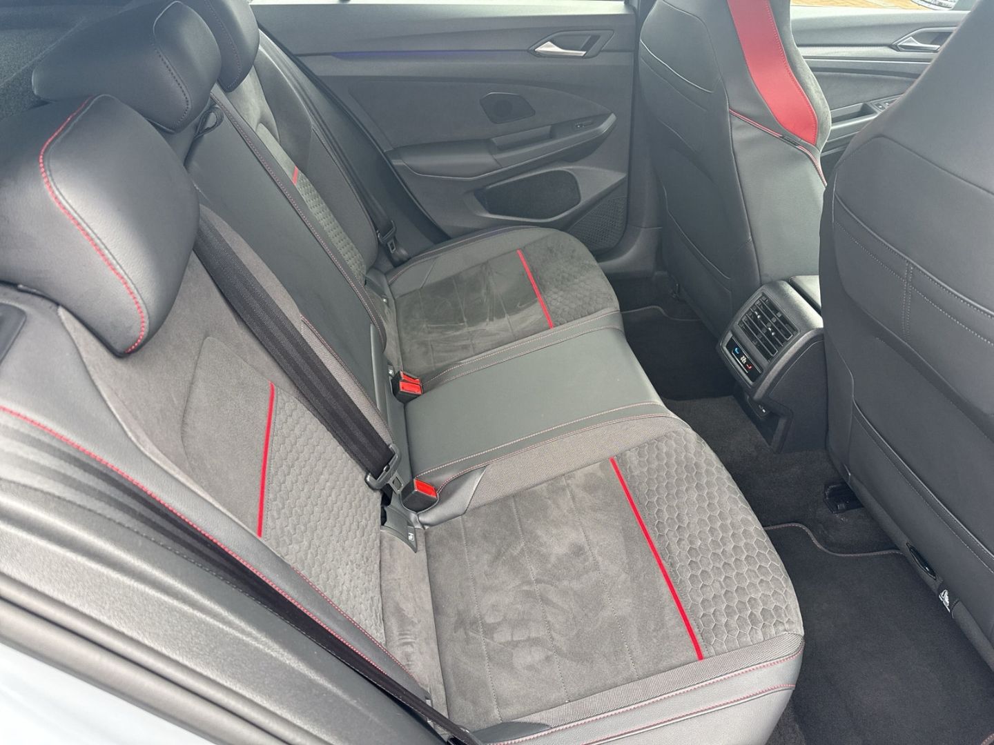 Volkswagen Golf VIII GTI Clubsport Black-Style 2,0 TSI DSG  foto 10