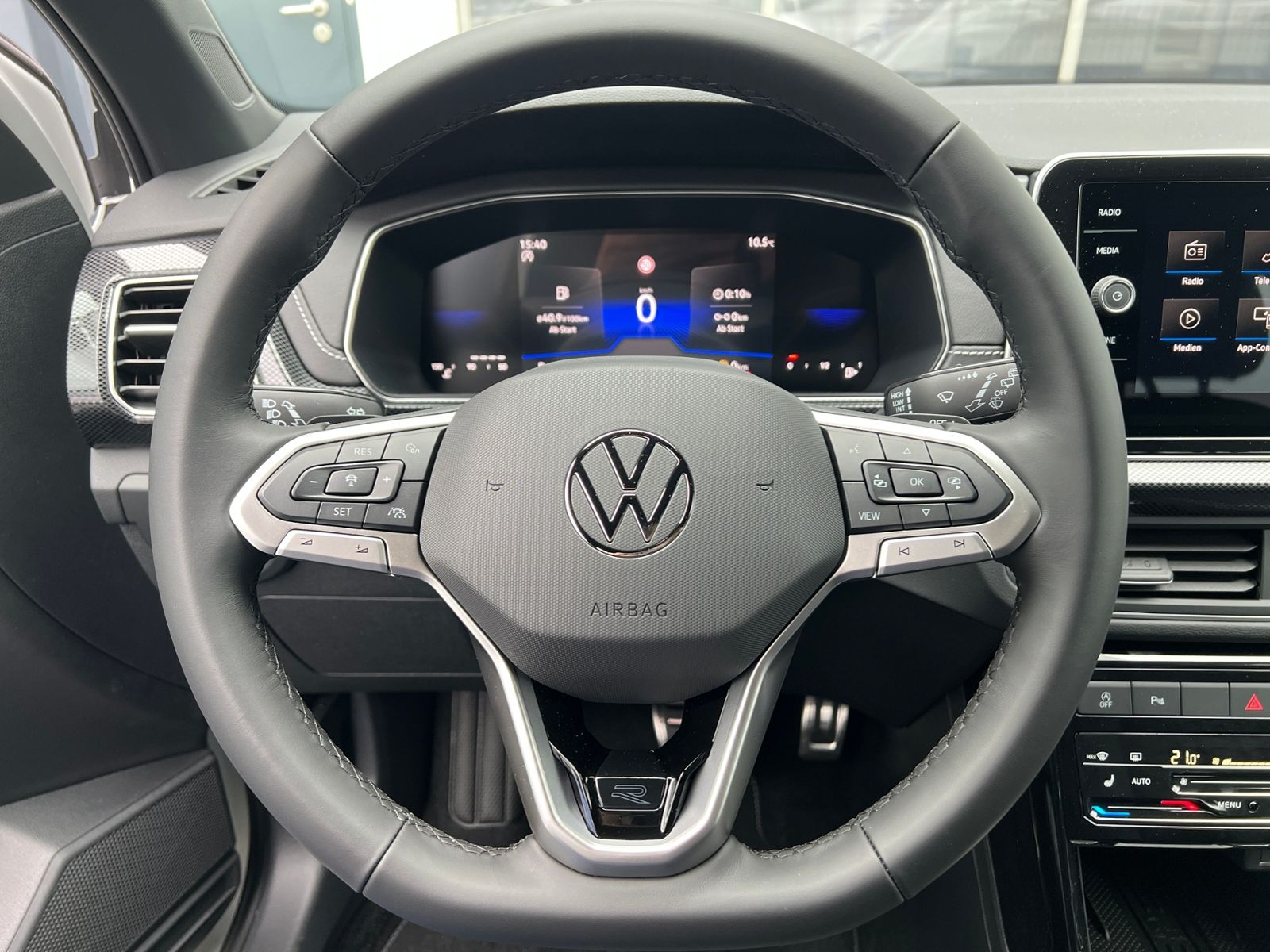 Fahrzeugabbildung Volkswagen T-Cross R-Line 1.5 TSI DSG *AHK, IQ.LIGHT, ACC,