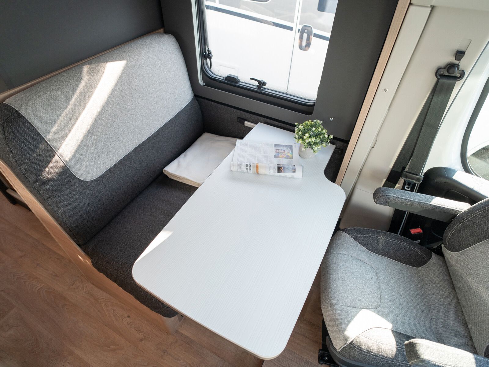 Fahrzeugabbildung Dethleffs Globebus Camp T 4 Bettenumbau, Schwenkbad