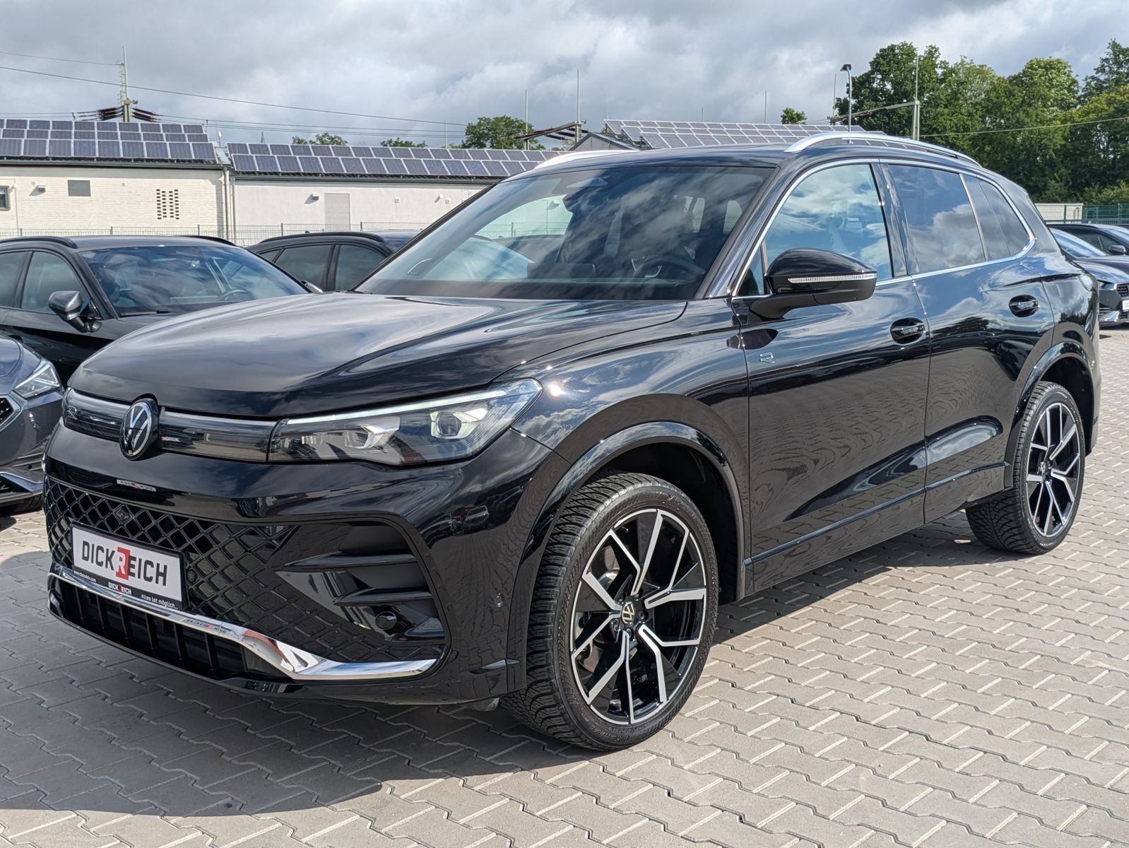 Fahrzeugabbildung Volkswagen Tiguan 2.0 TDI 4M R-Line PANO*H&K*AHK*MATRIX*20"