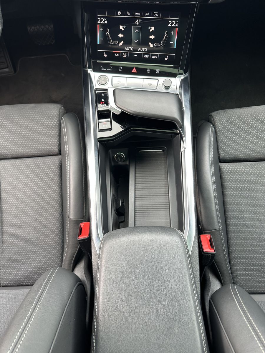 Fahrzeugabbildung Audi e-tron 55 S-Line NAV+LED+PANO+AHK+LUFTFEDERUNG