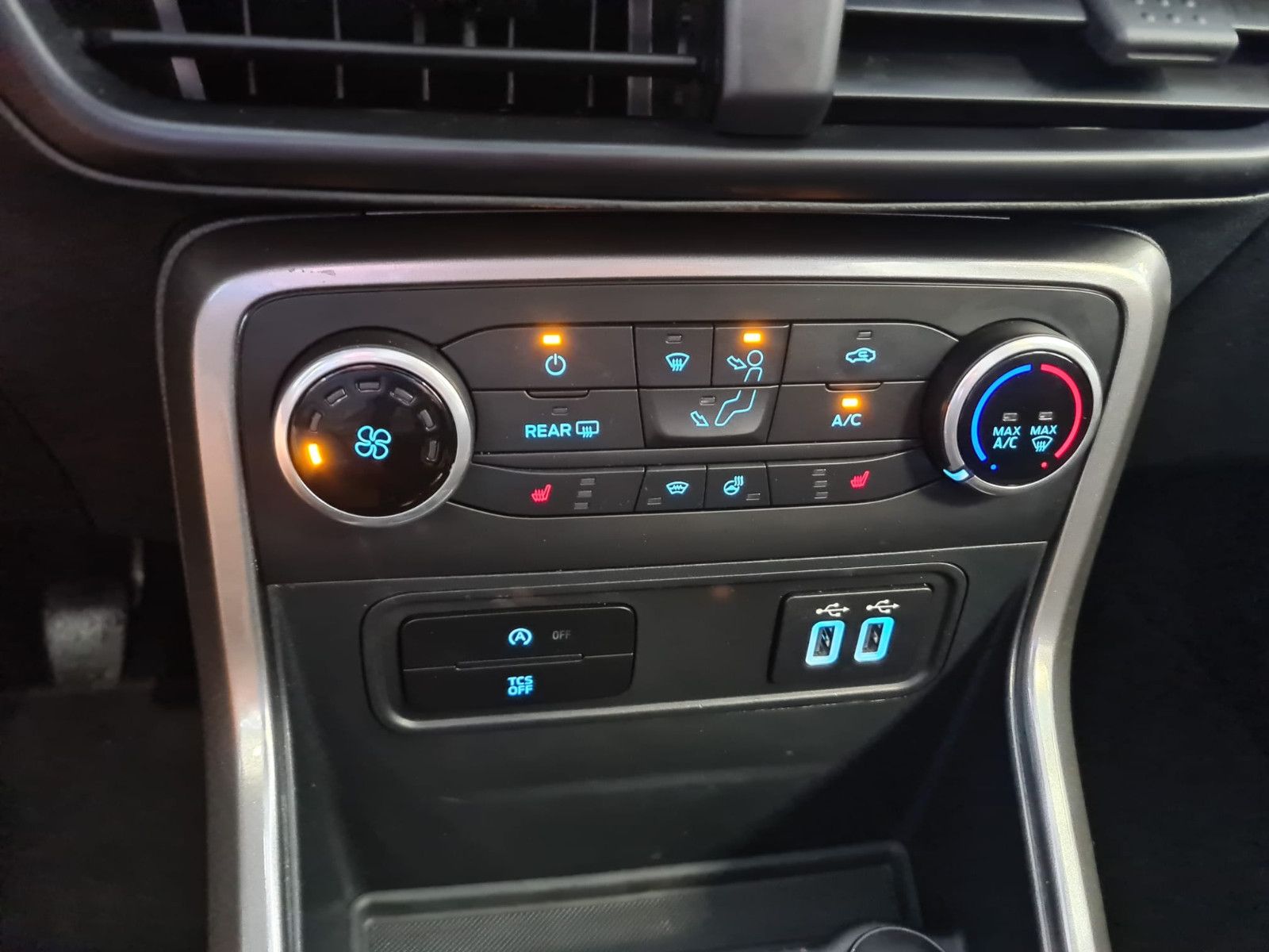 Fahrzeugabbildung Ford EcoSport Cool & Connect / NAVI / WINTERPAKET