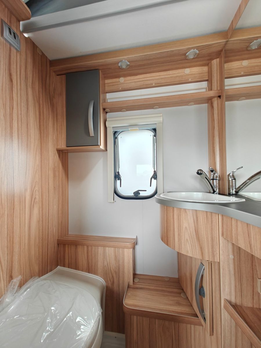 Fahrzeugabbildung HYMER / ERIBA / HYMERCAR Feeling 425 Schlafdach - JETZT 6.464€ SPAREN !!!