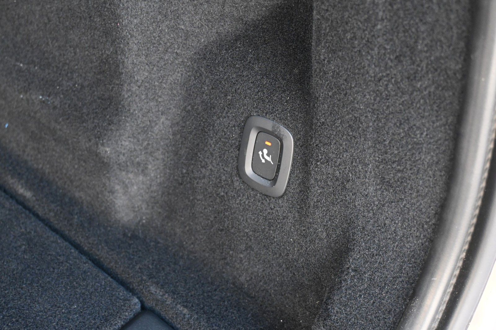 Fahrzeugabbildung Volvo XC60 B4 AWD Plus Dark*LED*PANO*STHZ*H&K*360°*AHK