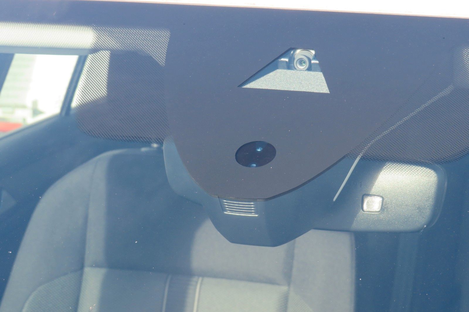 Fahrzeugabbildung Volkswagen T-Roc Life DSG AHK NAVI SITZH. APP-CON. LED 1Hd