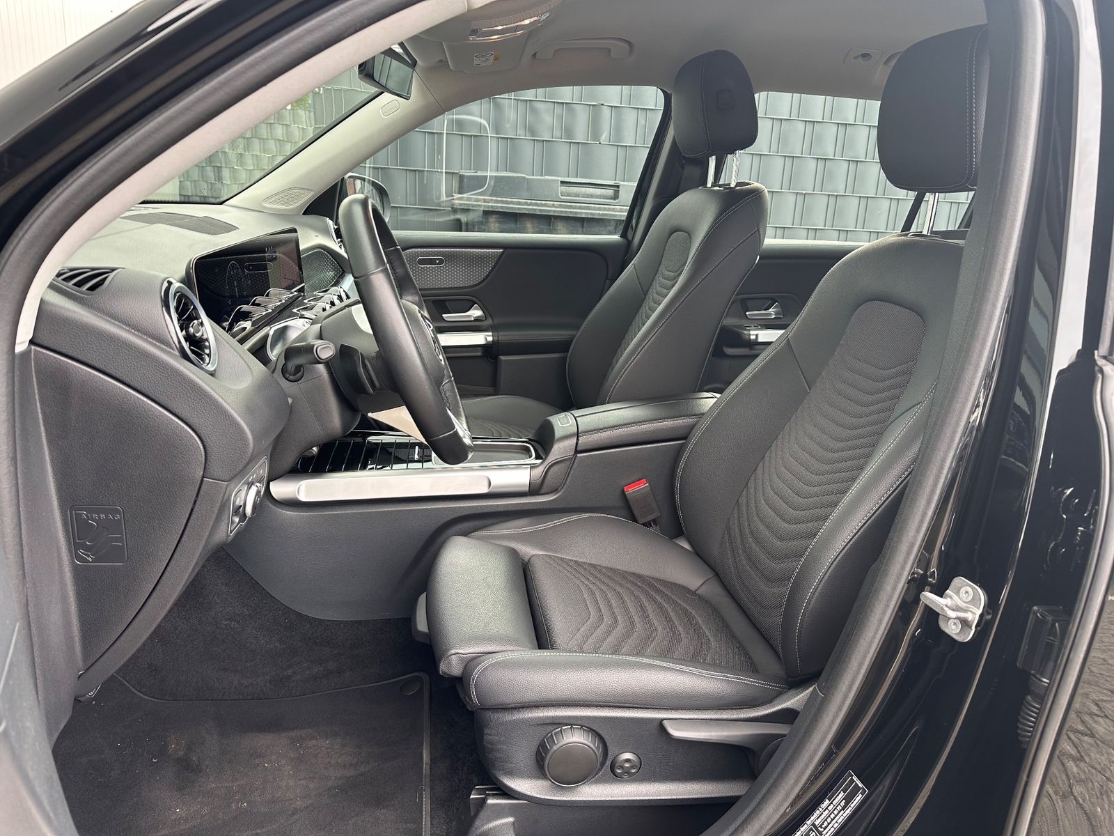Fahrzeugabbildung Mercedes-Benz GLB 200 d Progressive Advanced NAV+LED+AHK