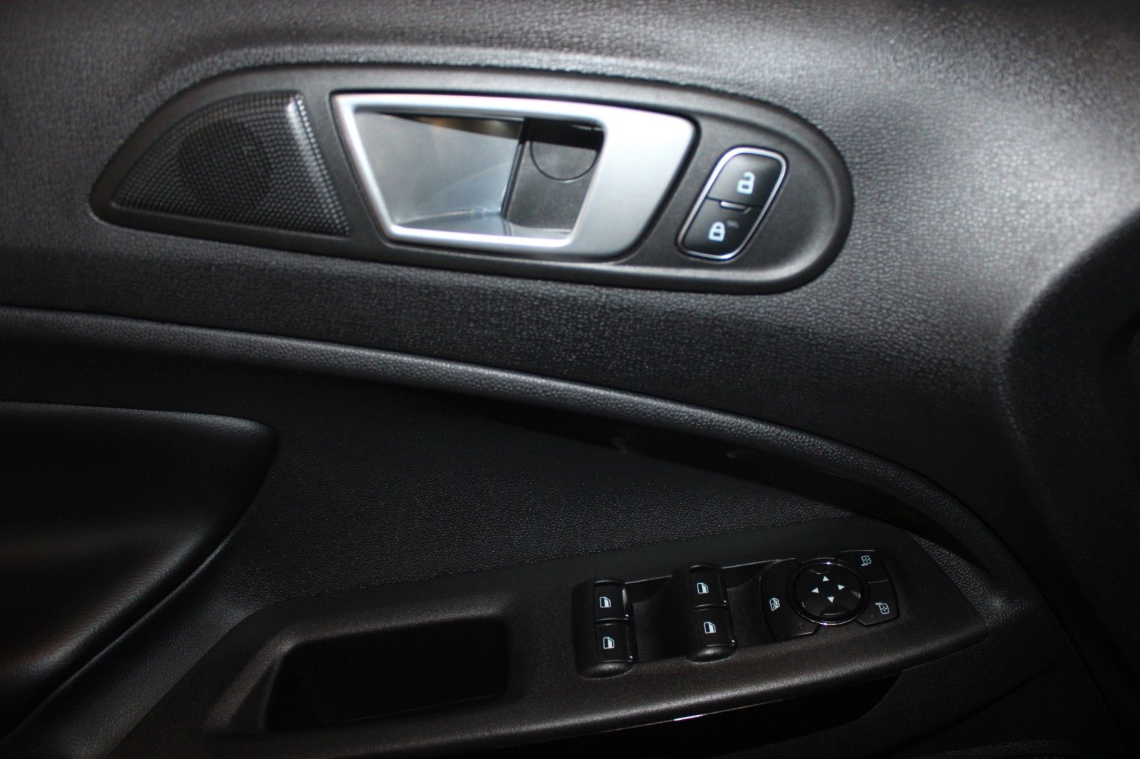 Fahrzeugabbildung Ford EcoSport Titanium LED WinterPaket DAB Teilleder