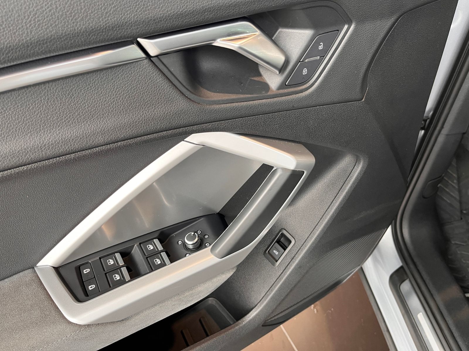 Fahrzeugabbildung Audi Q3 40 TFSI quattro advanced PANO AHK LED