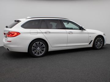 Fahrzeugabbildung BMW 520d SportLine Kamera Panorama HUD H/K AHK LED