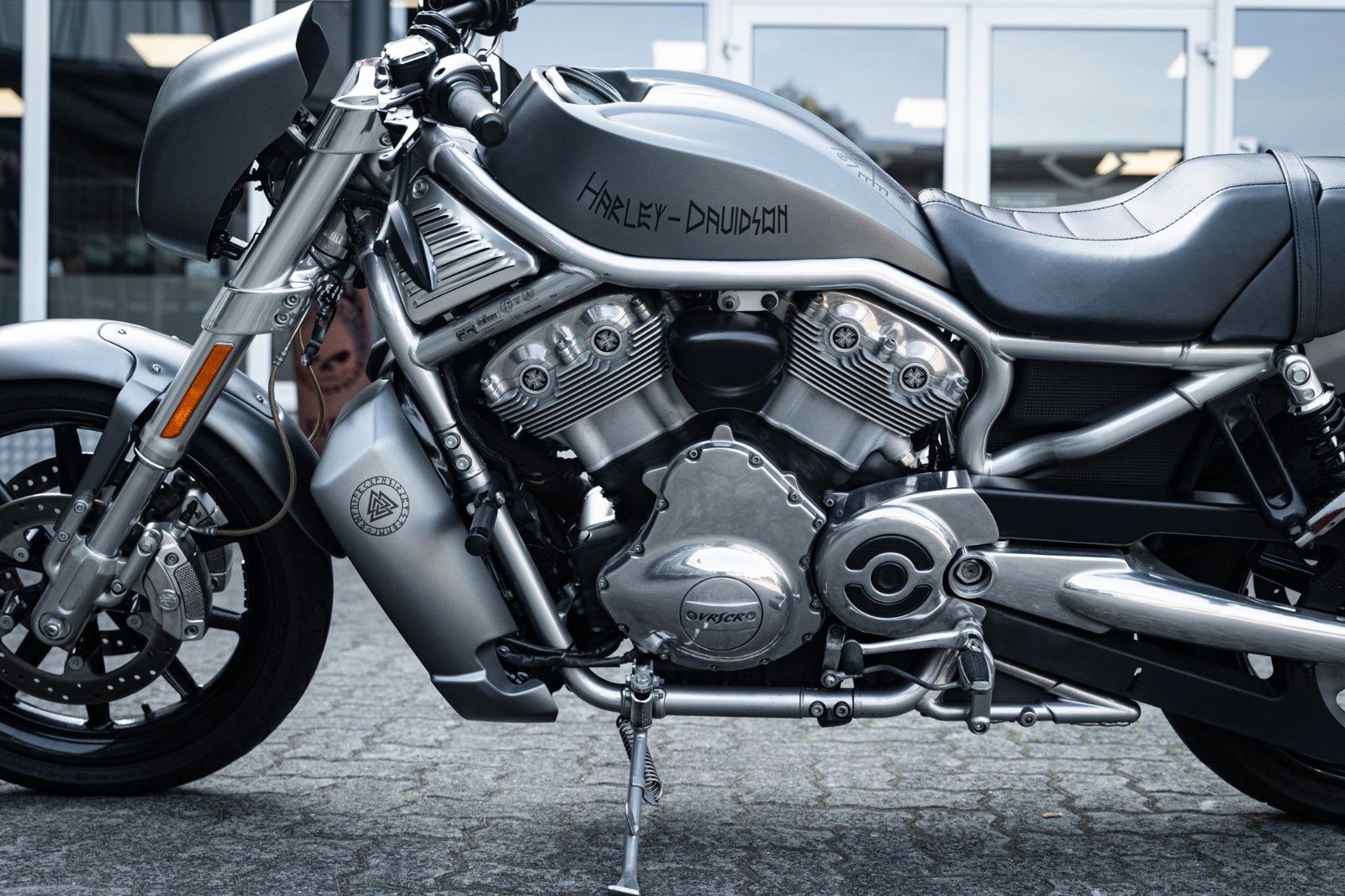 Fahrzeugabbildung Harley-Davidson VRSCR STREET ROD - REMUS ENDSCHALLDÄMPFER -