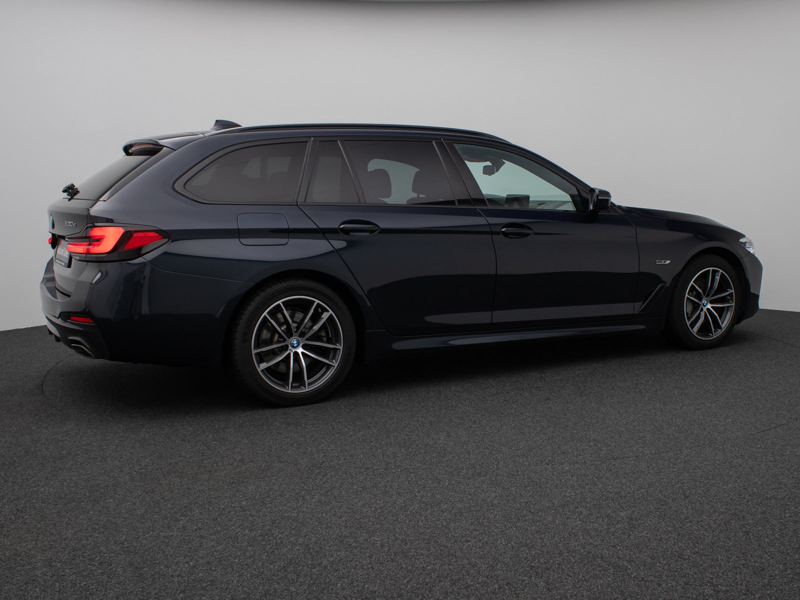 Fahrzeugabbildung BMW 530e xD M Sport Panorama Kamera HUD DAB HiFi