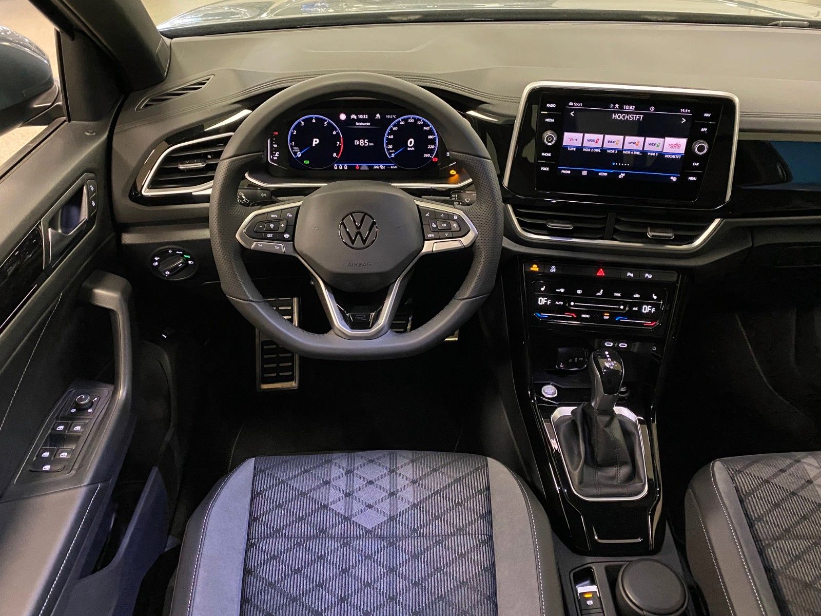 Fahrzeugabbildung Volkswagen T-Roc 1.5 TSI DSG R-Line+ACC+Garantie bis 2030++