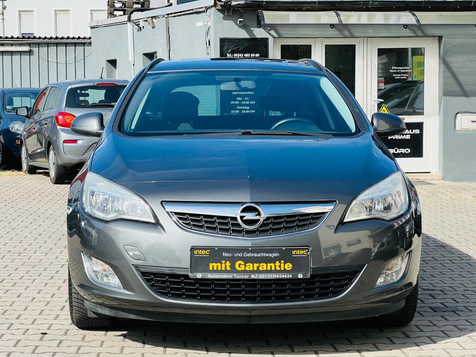 Opel Astra 2011 — салон