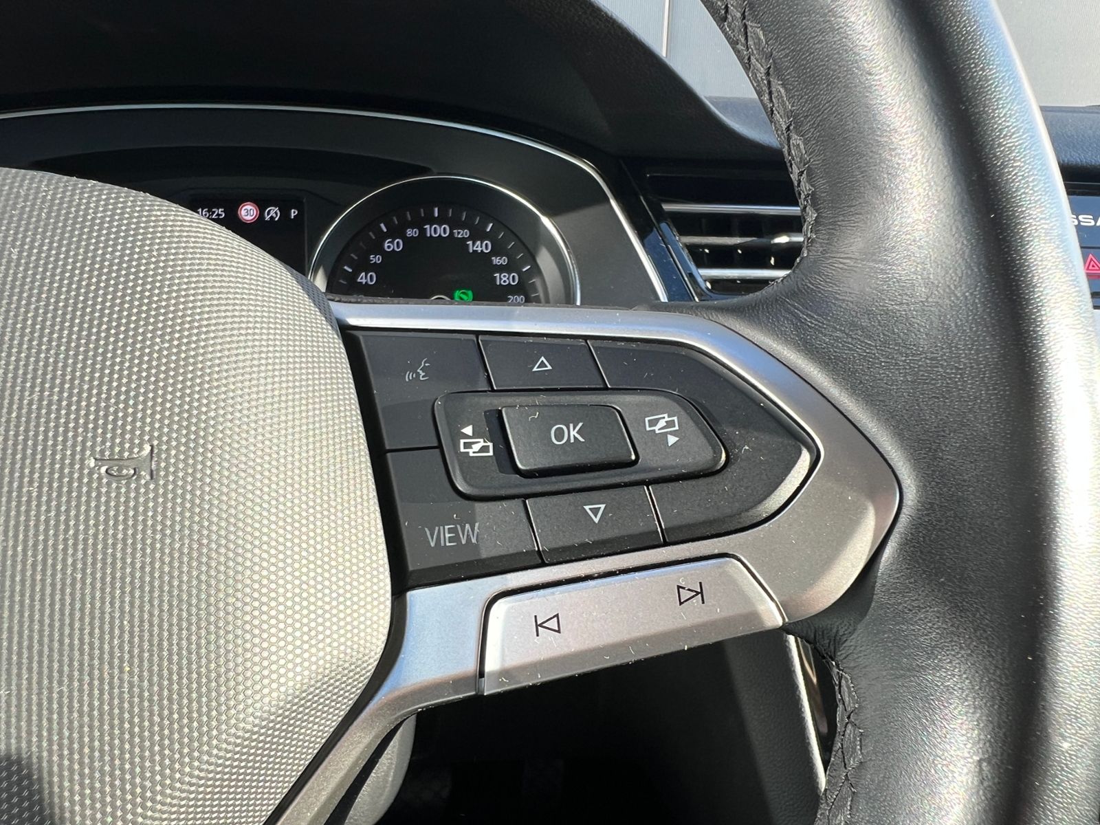 Fahrzeugabbildung Volkswagen Passat Variant Business 2.0 TDI DSG *AHK, LED, A