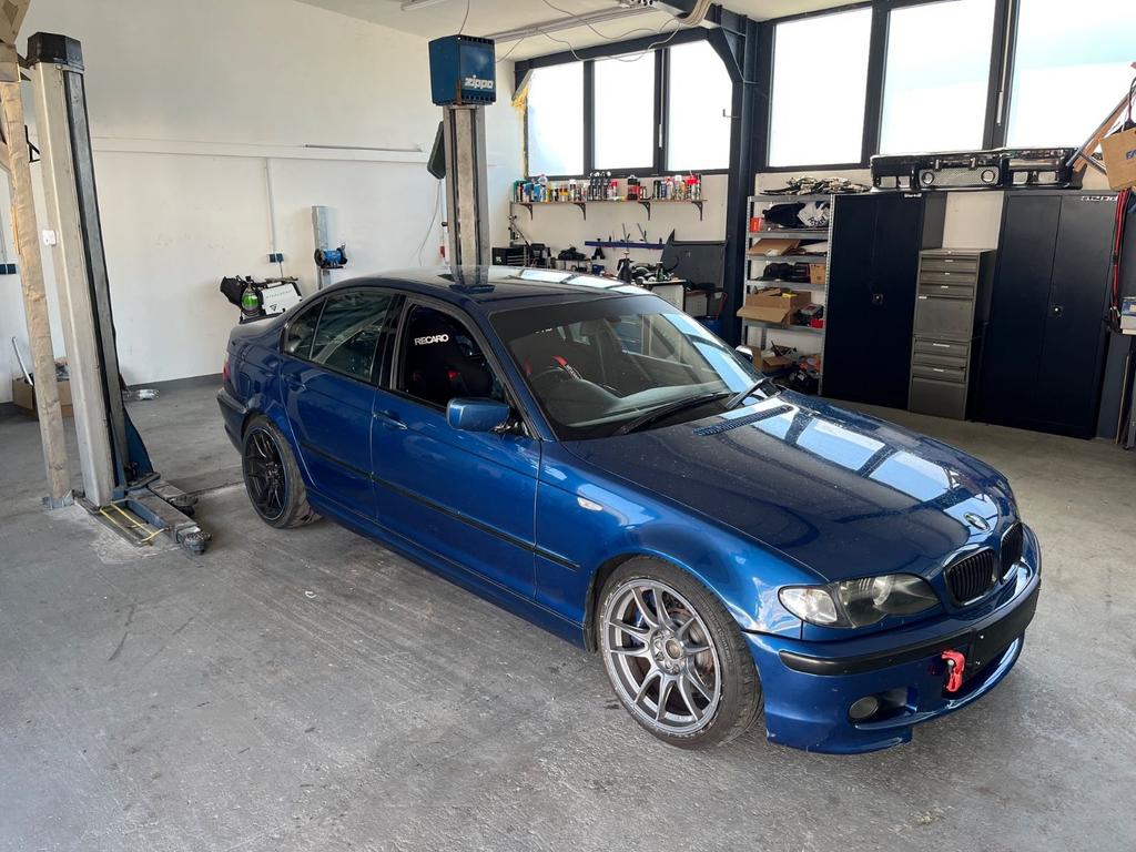 BMW 330