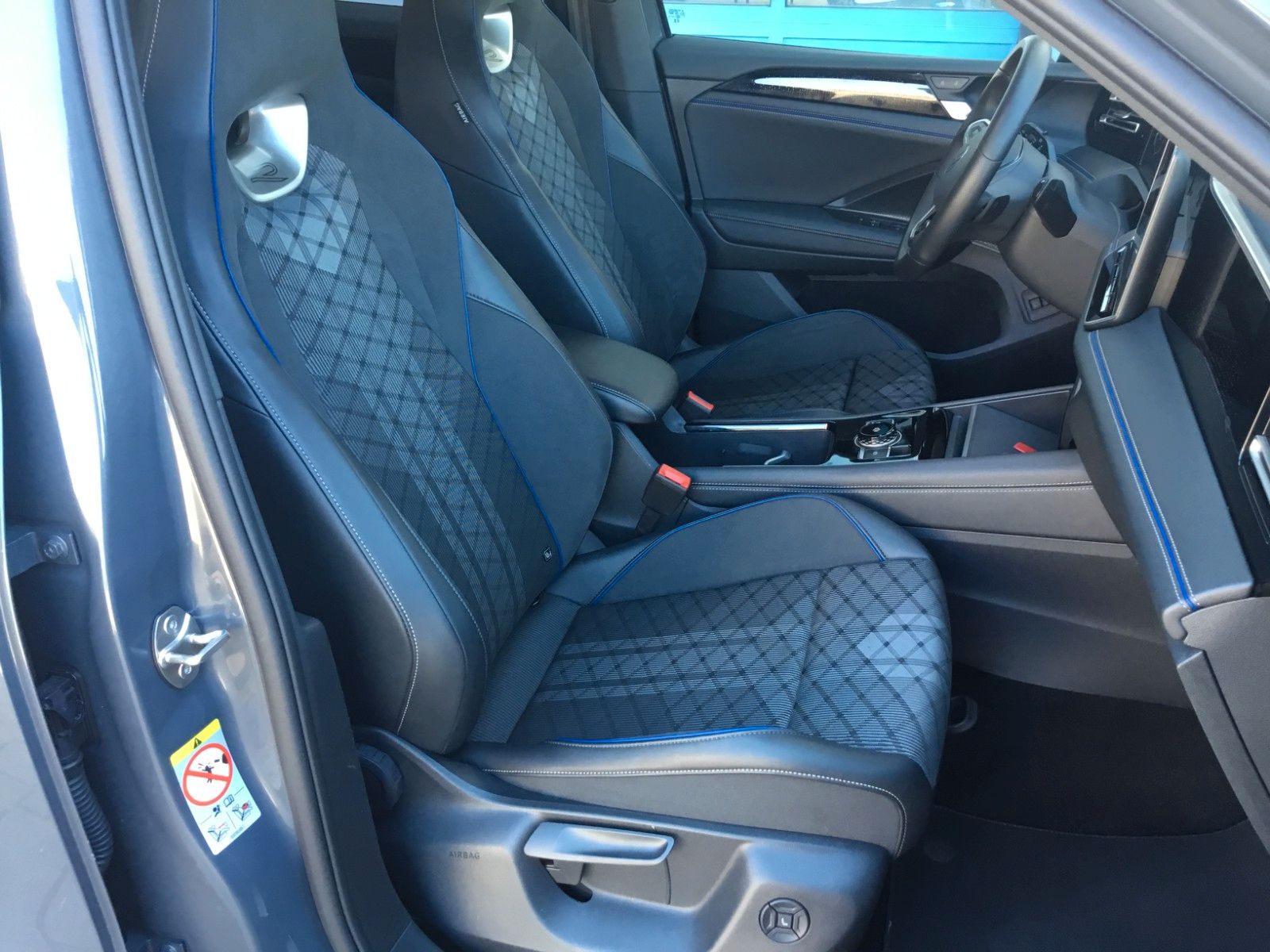 Fahrzeugabbildung Volkswagen Tiguan 2.0 TSI DSG 4M R-Line+Pano+AHK+IQLight+20