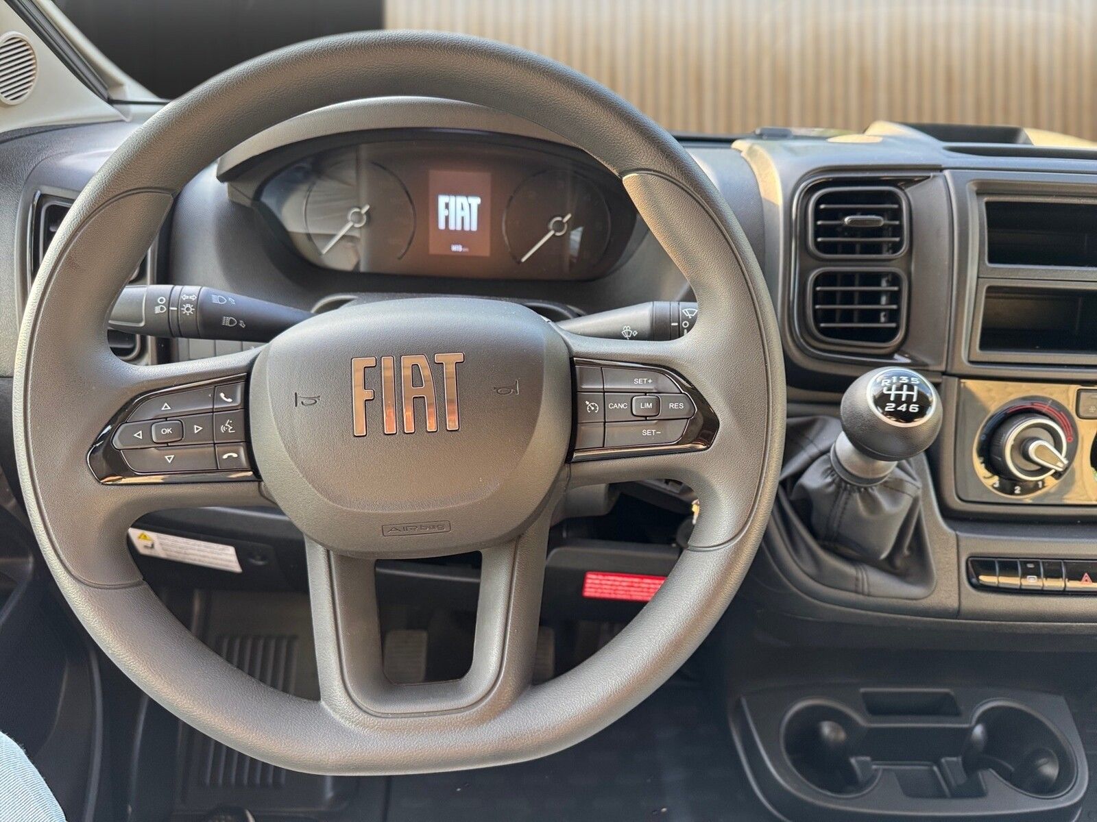 Fahrzeugabbildung Etrusco T-Modell Base 7.4 SBC Solar, Hubbett