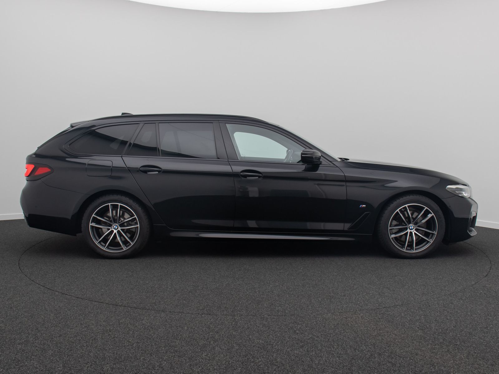 Fahrzeugabbildung BMW 520d xD M Sport Panorama Kamera DAB H/K Alarm