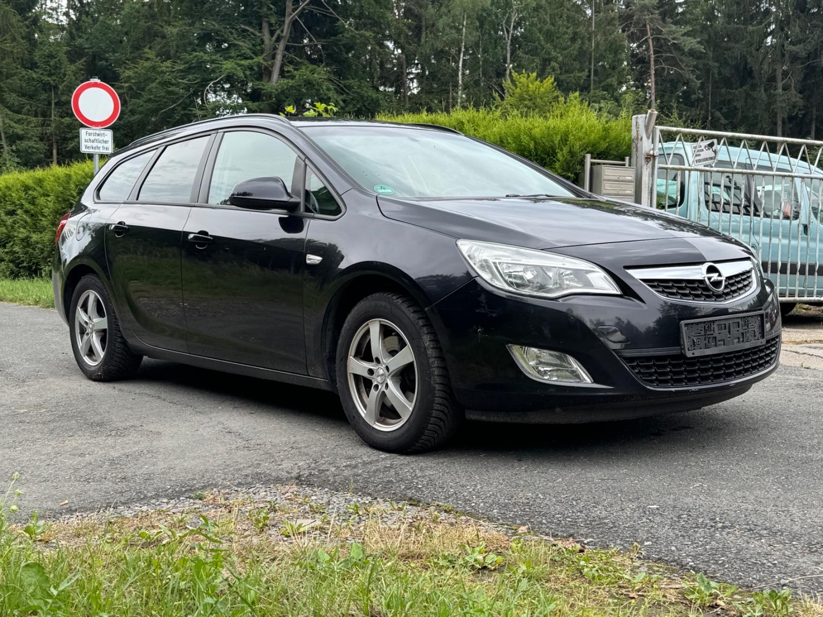 Opel Astra 2011 — interior